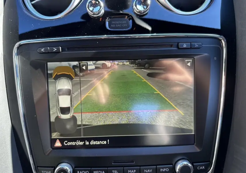 Écran de caméra de recul dans une Bentley Continental GT Speed noire de 2015, avec affichage des distances de stationnement.