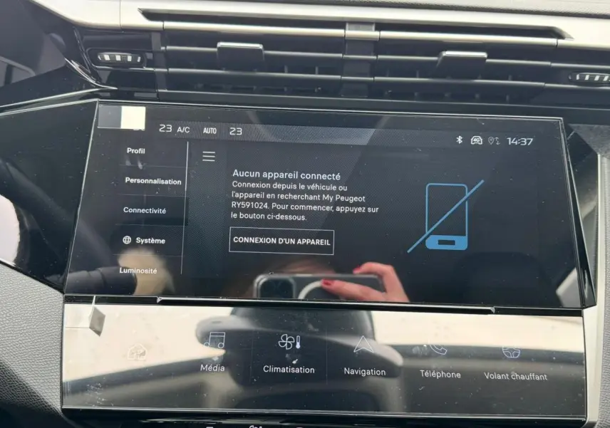 Écran tactile central du Peugeot 308 SW blanc Okenite 2024 affichant la connexion Bluetooth, vue intérieure frontale.