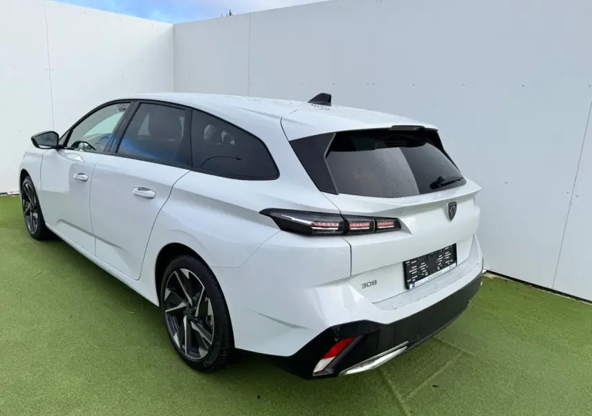 Peugeot 308 SW blanc Okenite vue 3/4 arrière droit avec feux LED et jantes alliage 17 pouces Halong diamantées