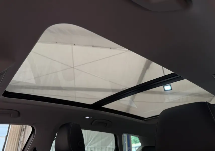 Toit ouvrant panoramique en verre du SEAT Ateca gris clair, vue intérieure depuis l'arrière côté droit