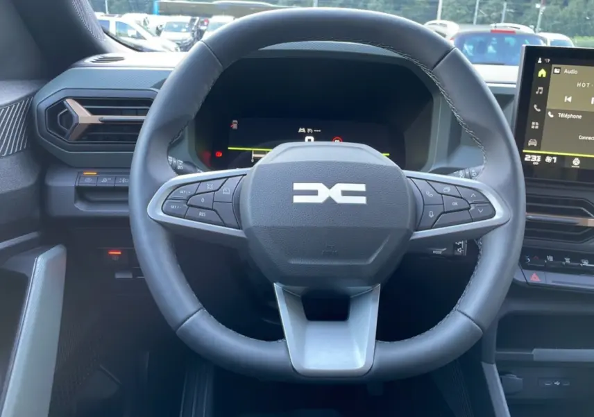 Volant cuir du Dacia Bigster TCE 130 4x4 Extreme Plus 2025, vue frontale du poste de conduite avec tableau de bord numérique.