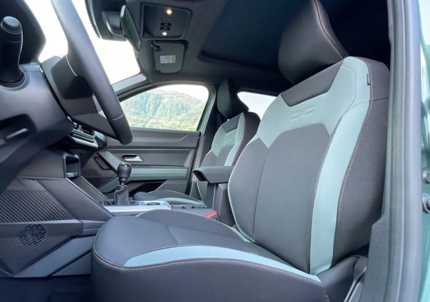 Intérieur du Dacia Bigster TCE 130 4x4 Extreme Plus 2025, vue côté droit sur les sièges bi-ton et la boîte manuelle.