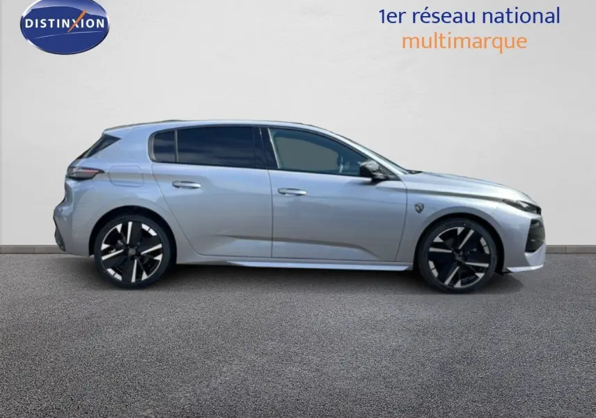 Profil droit de la Peugeot 308 1.2 Hybrid 145ch GT gris Artense métal avec jantes noires et détails sportifs visibles.
