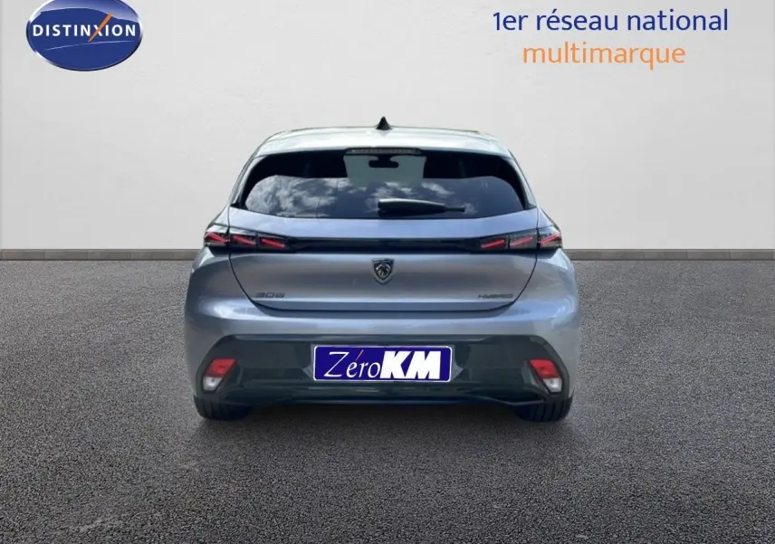 Vue arrière d'une Peugeot 308 gris Artense métallisé, avec feux LED et logo distinctif au centre du hayon.