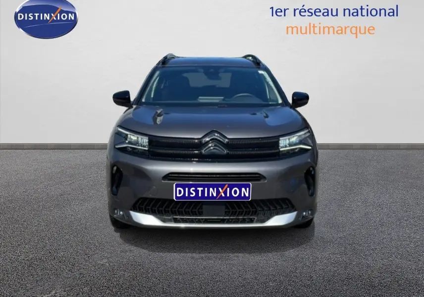 Vue frontale d'un Citroën C5 Aircross gris platinium métal avec calandre noire et détails chromés.