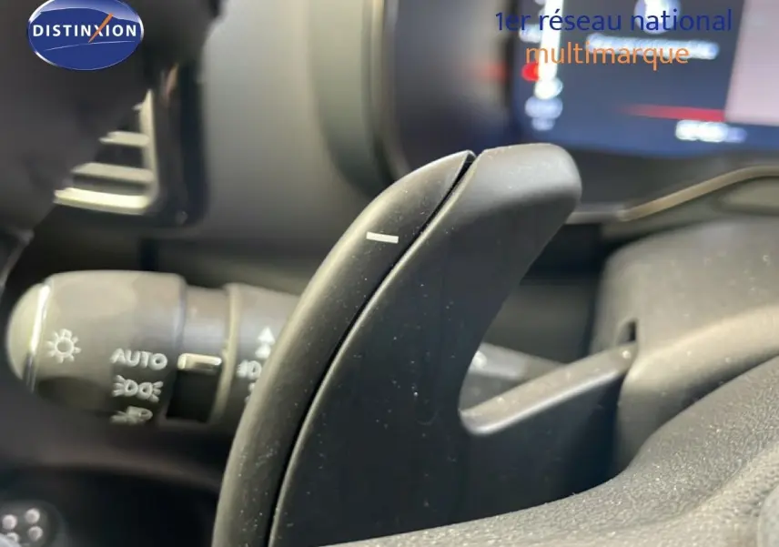 Gros plan sur la palette de changement de vitesse côté droit du tableau de bord du Citroën C5 Aircross gris platinium 2025.