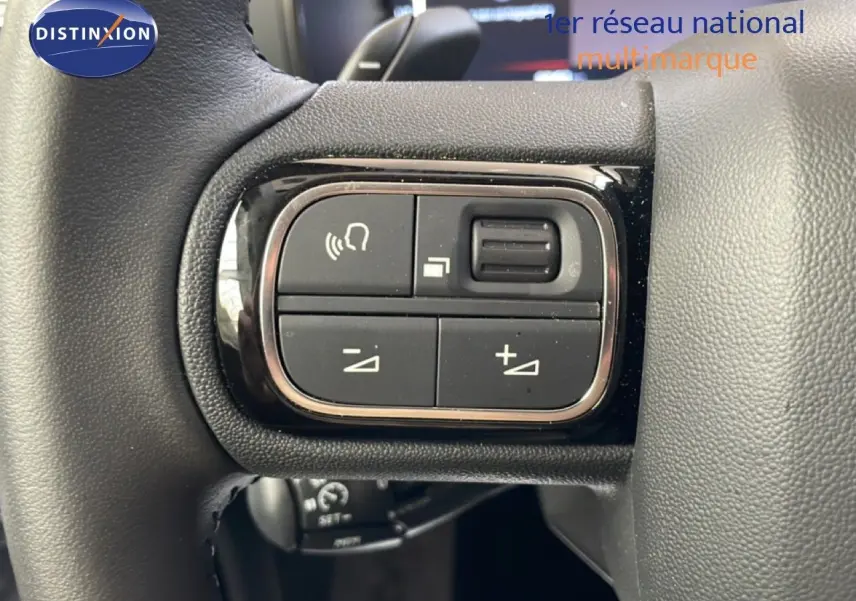 Gros plan sur les commandes de volume et téléphone au volant cuir noir du Citroën C5 Aircross 2025.