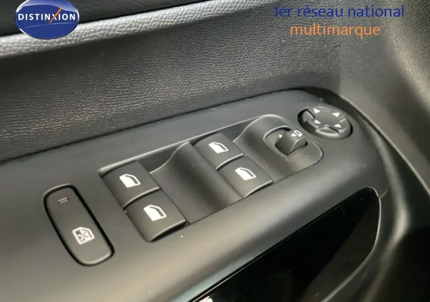 Gros plan sur les commandes de lève-vitres et réglage des rétroviseurs côté conducteur du Citroën C5 Aircross gris platinium 2025.