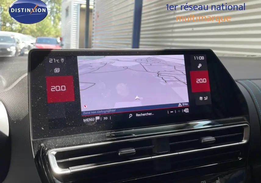 Vue rapprochée de l’écran tactile central du Citroën C5 Aircross gris platinium, affichant la navigation et la climatisation.