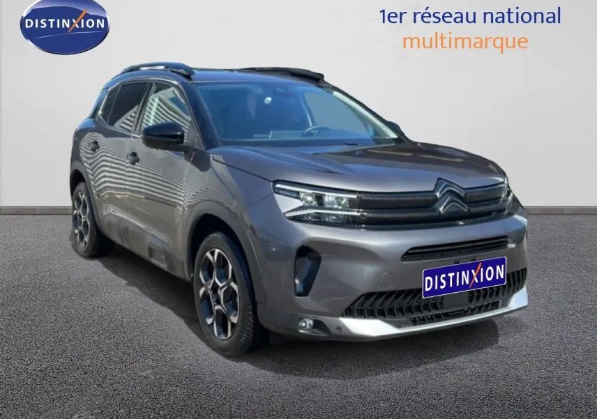 Citroën C5 Aircross gris platinium métal en 3/4 avant droit, avec calandre distinctive et jantes bi-ton.
