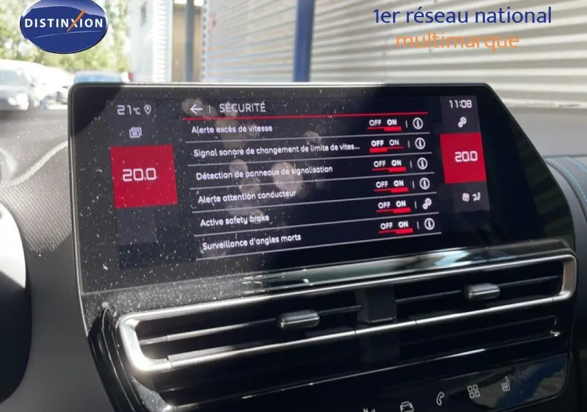 Vue rapprochée de l'écran tactile central du Citroën C5 Aircross 2025 gris platinium, affichant les réglages de sécurité.