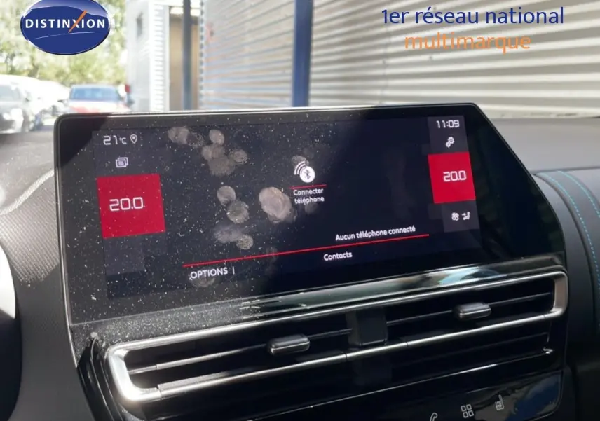 Écran tactile central avec traces de doigts dans l’habitacle noir du Citroën C5 Aircross 2025 gris platinium, vue avant.