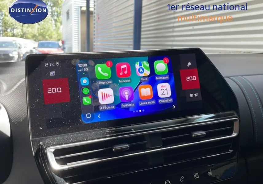 Vue intérieure du tableau de bord du Citroën C5 Aircross gris platinium, écran tactile central affichant des applications connectées.