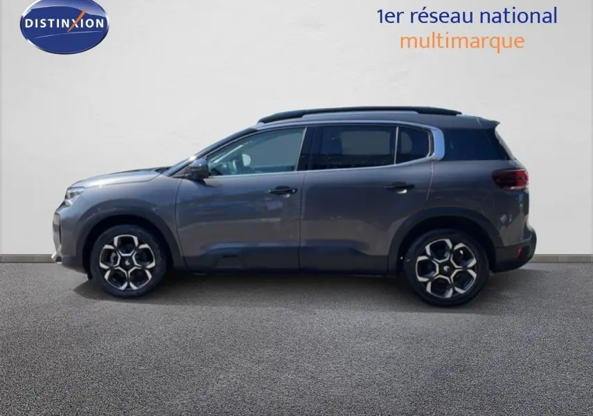 Vue de profil côté gauche d'un Citroën C5 Aircross gris platinium métal avec jantes bi-ton et toit noir.