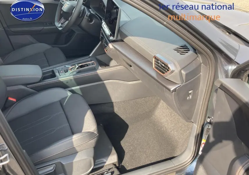 Intérieur avant droit de la CUPRA Formentor gris magnétique 2025, avec tableau de bord moderne et sièges sport noirs.