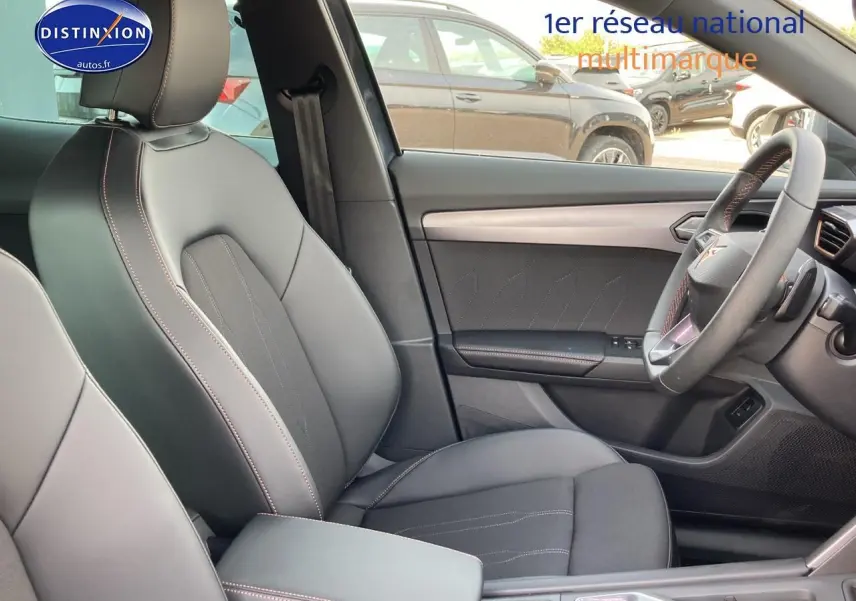 Vue intérieure côté conducteur du CUPRA Formentor 1.5 etsi hybrid 2025 avec sièges cuir noir et volant multifonction.