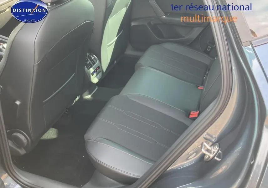 Vue intérieure côté droit sur la banquette arrière et la porte ouverte d'une CUPRA Formentor gris magnétique 2025.