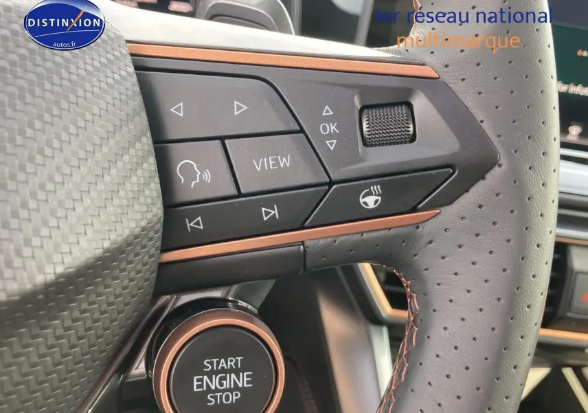 Gros plan sur le volant cuir perforé avec commandes multifonctions et bouton start/stop du CUPRA Formentor gris magnétique 2025.