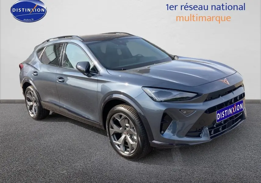 Vue 3/4 avant d'un CUPRA Formentor gris magnétique avec jantes alu 18 pouces et barres de toit visibles.