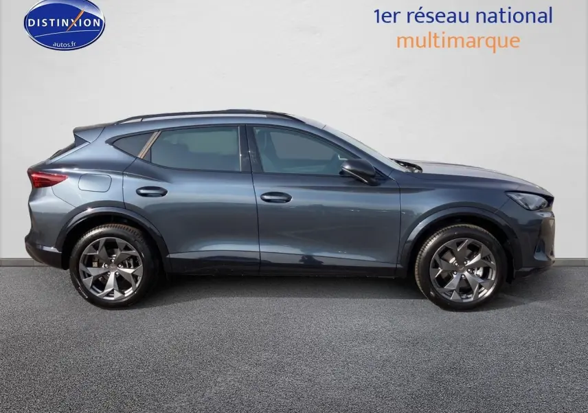 Vue latérale droite d'un CUPRA Formentor gris magnétique avec jantes alu 18 pouces sur fond neutre.