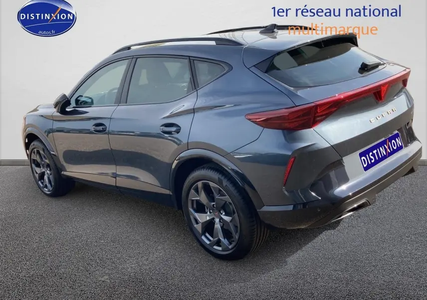 Vue 3/4 arrière droite du CUPRA Formentor gris magnétique 2025 avec jantes alu et feux arrière LED distinctifs.