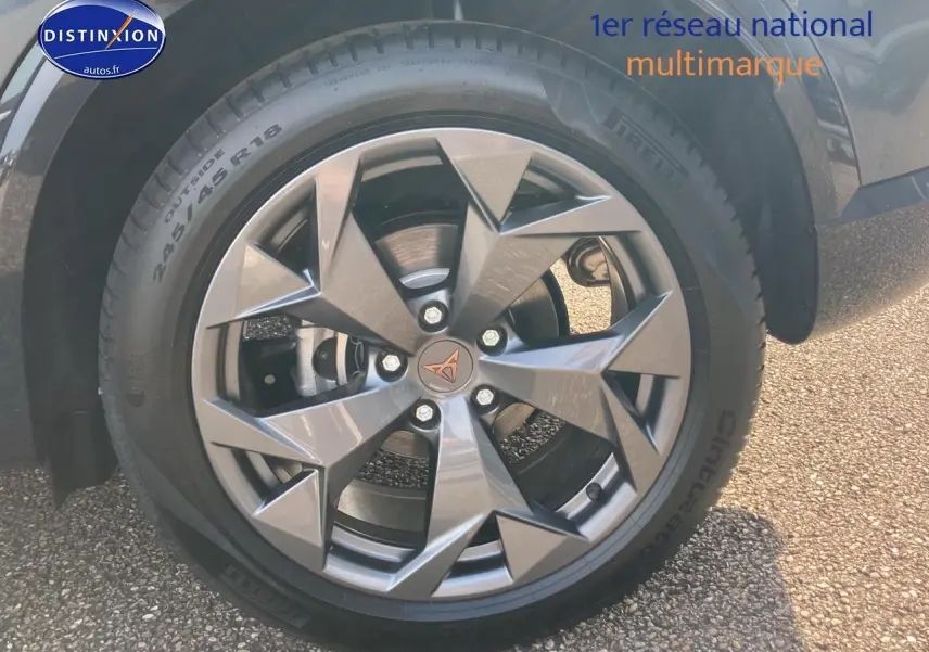 Gros plan sur la jante alu 18 pouces gris magnétique du CUPRA Formentor 1.5 etsi hybrid 2025, pneu Pirelli visible.