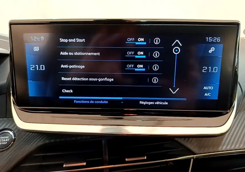Écran tactile central affichant les réglages de conduite dans l'habitacle d'une Peugeot 208 PureTech 100 S&S Allure Business.
