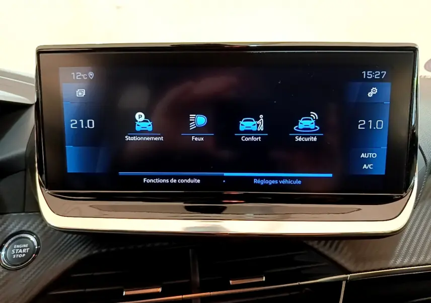 Écran tactile central de 7 pouces affichant les réglages de conduite dans une Peugeot 208 gris clair de 2020.