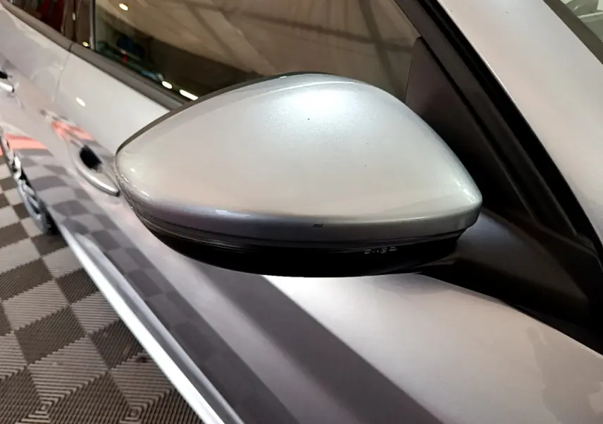 Rétroviseur côté conducteur gris clair de la Peugeot 208 PureTech 100 S&S Allure Business, vue rapprochée sur porte avant.