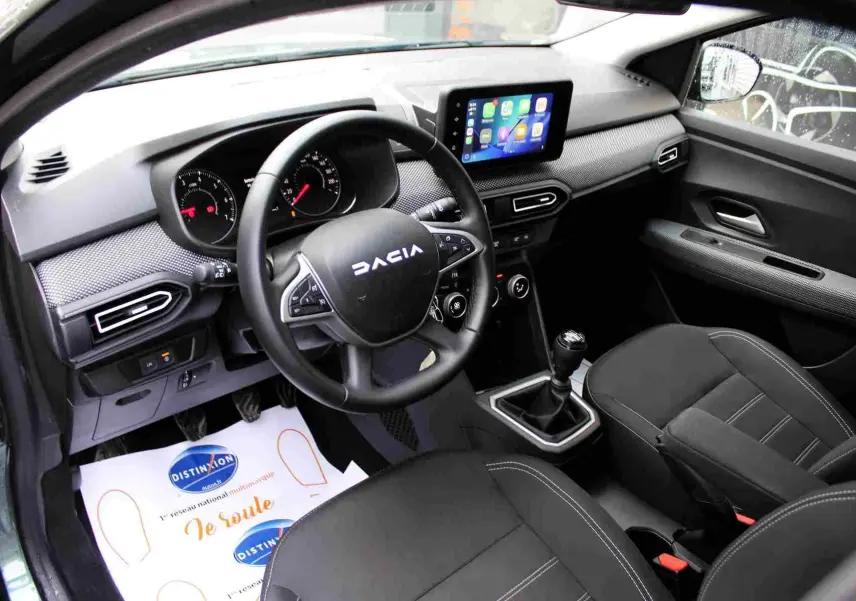 Vue intérieure côté conducteur du Dacia Jogger 2025, avec tableau de bord noir et volant multifonction.