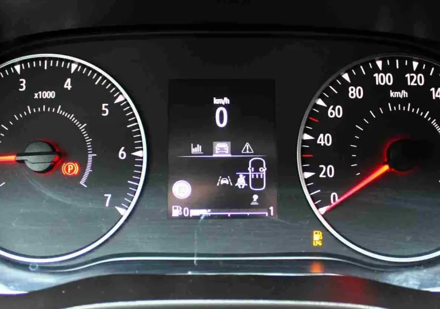 Vue rapprochée du tableau de bord numérique du Dacia Jogger 2025, affichant compte-tours, vitesse et alertes.