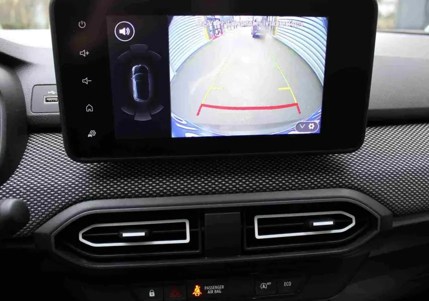 Écran central affichant la caméra de recul du Dacia Jogger 2025, intérieur noir avec aérateurs hexagonaux.