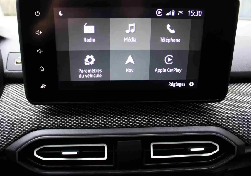 Écran tactile central affichant les options multimédia et navigation dans l'habitacle du Dacia Jogger 2025.