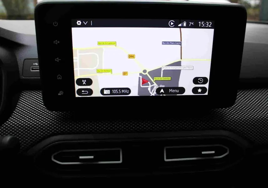 Écran tactile central affichant la navigation GPS dans l'habitacle du Dacia Jogger 2025, finition Expression.