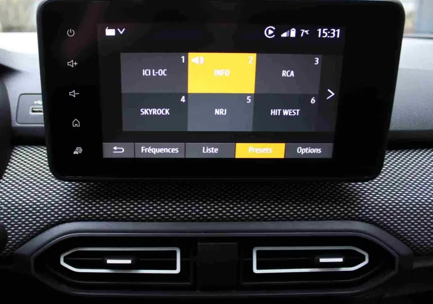 Écran tactile central affichant les stations radio, tableau de bord intérieur du Dacia Jogger 2025 finition Expression.