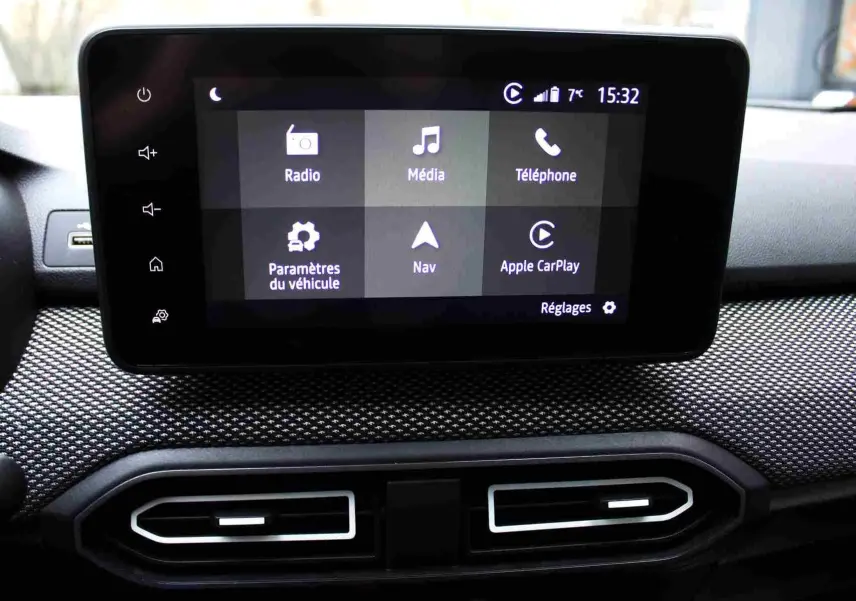Écran tactile central avec interface multimédia du Dacia Jogger 2025, tableau de bord noir texturé visible.