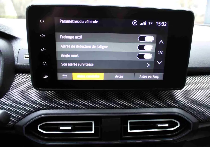 Écran tactile central du Dacia Jogger 2025 affichant les paramètres d’aides à la conduite, avec tableau de bord noir texturé.