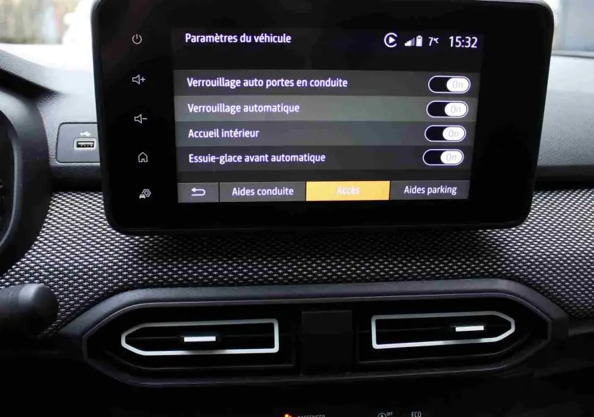 Écran central tactile du tableau de bord du Dacia Jogger 2025 affichant les paramètres de verrouillage et d’aide à la conduite.