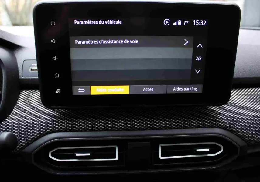 Écran tactile central du tableau de bord du Dacia Jogger 2025 affichant les paramètres d'assistance de voie.