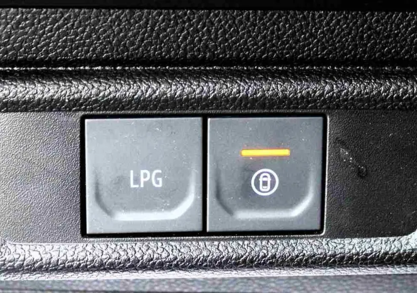 Gros plan sur les boutons de commande LPG et verrouillage centralisé dans l’habitacle d’une Dacia Jogger 2025.