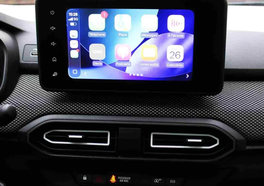 Écran tactile central du tableau de bord du Dacia Jogger 2025 avec interface multimédia colorée.