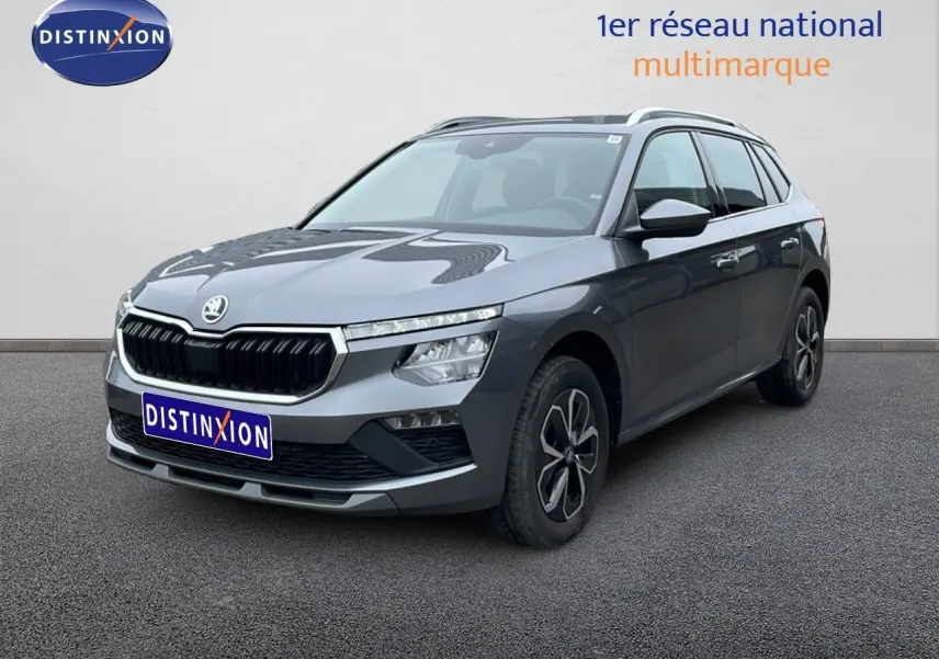 Skoda Kamiq gris graphite métal en 3/4 avant droit, avec calandre noire et jantes alliage distinctives.