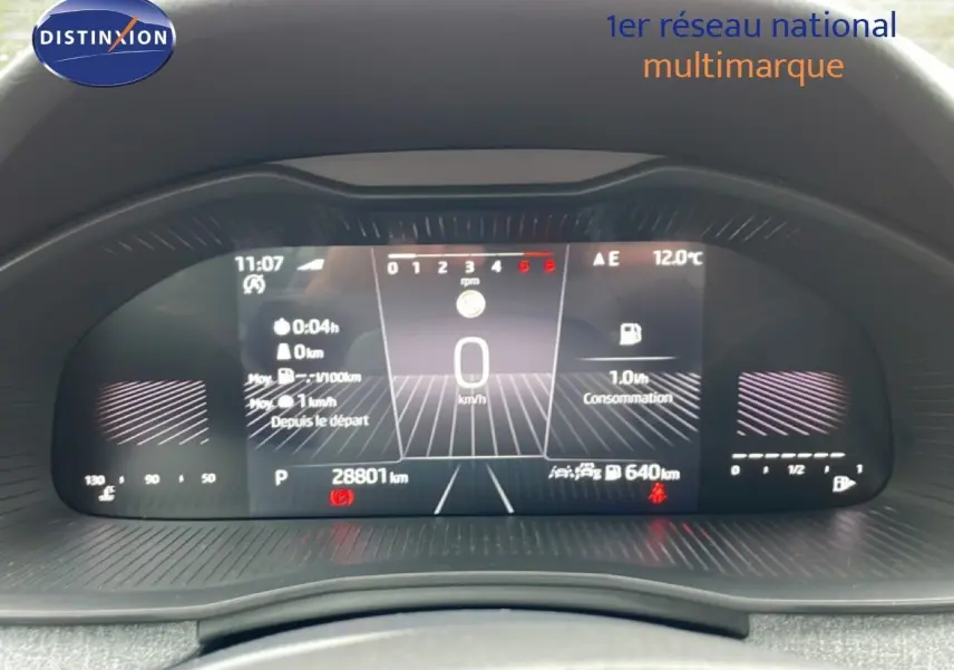 Tableau de bord numérique du Skoda Kamiq 2025 affichant la vitesse à 0 km/h et 28 801 km au compteur.