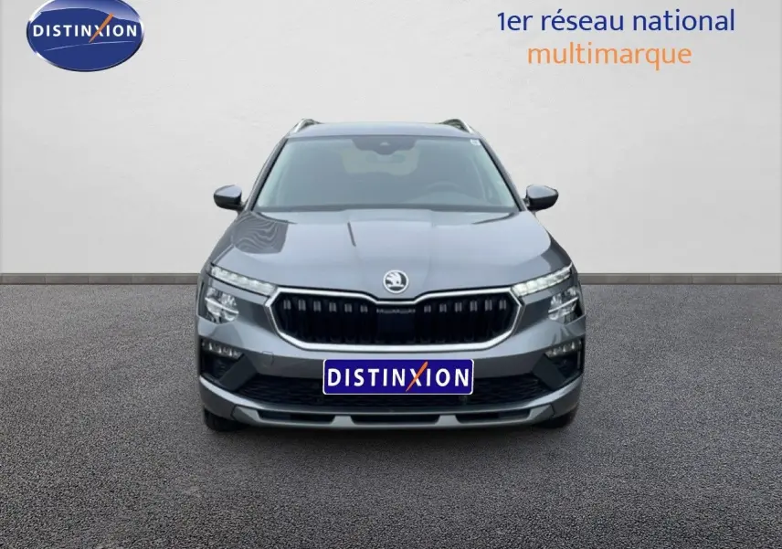 Vue frontale d'un Skoda Kamiq gris graphite métal 2025 avec calandre noire et phares LED distinctifs.