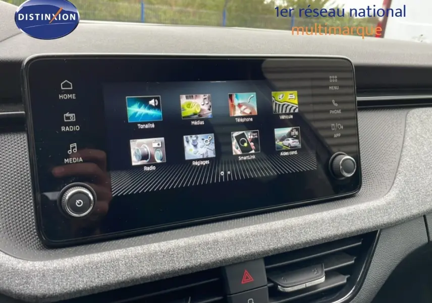 Écran tactile central du tableau de bord du Skoda Kamiq gris graphite, affichant le menu multimédia et navigation.