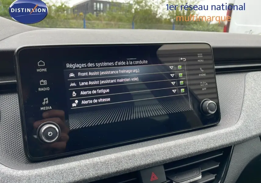 Écran tactile central du Skoda Kamiq 2025 affichant les réglages d’aide à la conduite, intérieur gris graphite.