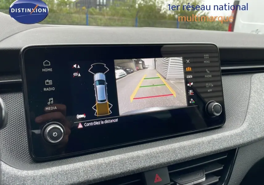 Écran tactile central du Skoda Kamiq gris graphite montrant la caméra de recul avec guidage de trajectoire.