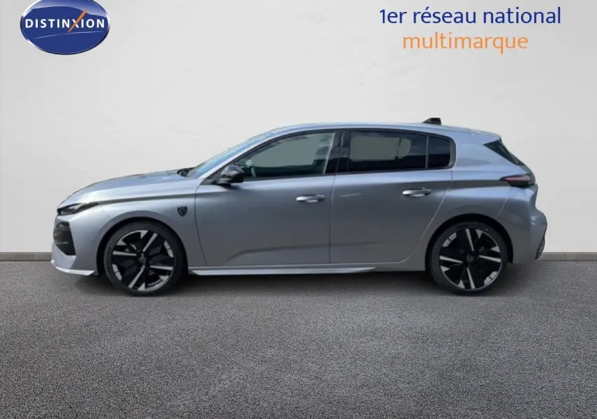 Profil côté gauche d'une Peugeot 308 gris Artense métal 2026, version hybride avec jantes noires et design moderne.