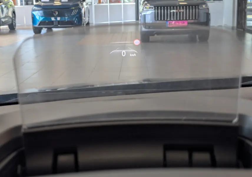 Vue intérieure du tableau de bord de la Renault Mégane IV gris, affichage tête haute indiquant 0 km/h.