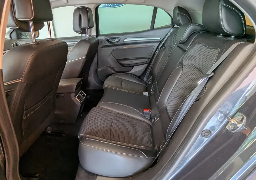 Vue intérieure côté droit des sièges arrière en cuir noir avec surpiqûres blanches de la Renault Mégane IV gris 2019.